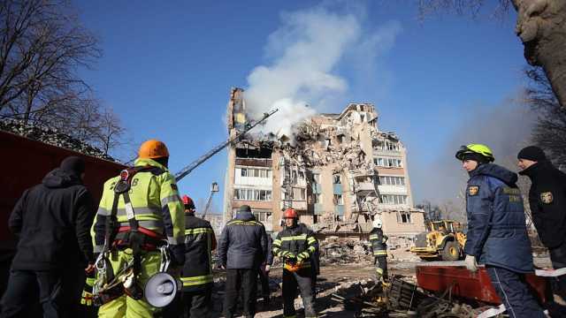 تزامنًا مع زيارة زيلينسكي إلى تركيا.. 25 قتيلًا في ضربات روسية على غرب أوكرانيا