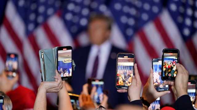 تقارير: دونالد ترامب لديه مسودة لمنع لوائح الذكاء الاصطناعي على مستوى الولايات