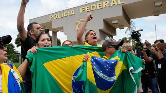 فيديو – المحكمة العليا في البرازيل تنشر مشاهد من فحص سوار المراقبة الخاص ببولسونارو قبل توقيفه