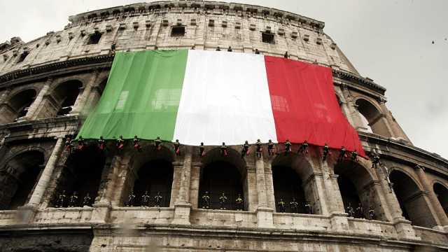 فيديو - رجلٌ إيطالي في خدعة لا تُصدَّق: تنكّر بزي والدته المتوفاة ليحصل على معاشها التقاعدي