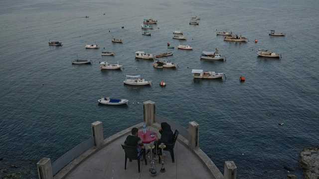 بعد عام على سقوط الأسد.. اللاجئون السوريون في أوروبا يفكرون في العودة إلى الديار