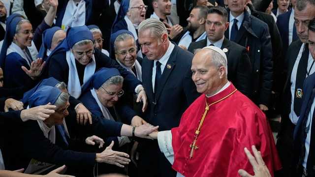 في اليوم الثاني لزيارته.. البابا ليو الرابع عشر يزور ضريح مار شربل ويهدي لبنان قنديل السلام