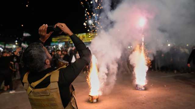 تدافع كبير وسقوط جرحى.. محافظة دمشق تلغي احتفالات الذكرى السنوية لسقوط في ساحة الأمويين