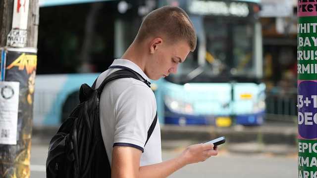 إكس تلتزم رسميًا بالحظر الأسترالي وتباشر إزالة حسابات من هم دون 16 عامًا