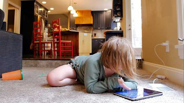 الفيديوهات القصيرة.. متعة آنية تهدّد نوم الأطفال وهويتهم