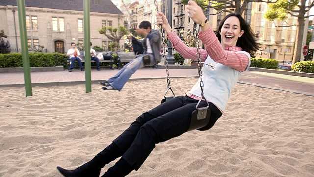 وفاة صوفي كينسيلا مؤلفة روايات شوباهوليك الأكثر مبيعا عن عمر 55 عاما