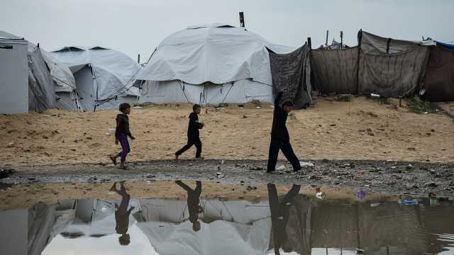 مباشر. الأمطار تغرق خيام النازحين في غزة وإسرائيل تعتقل متضامنين أجانب في الضفة الغربية