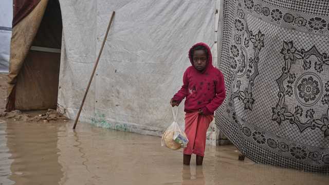 فيديو - مآسي القطاع تتواصل.. أمطار غزيرة تجتاح شوارع غزة وتقتلع خيام النازحين