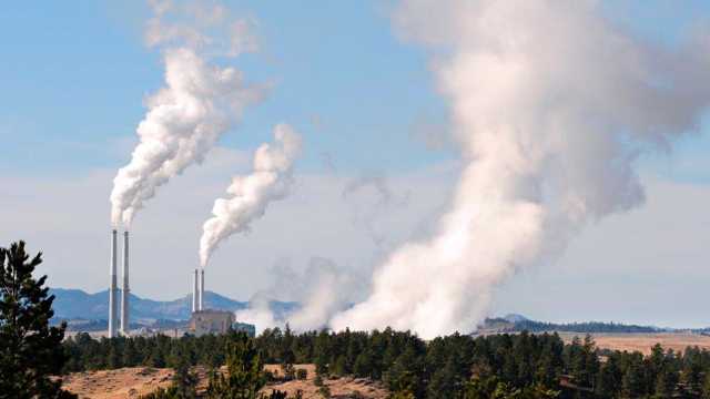 النمو الاقتصادي ارتبط بارتفاع الانبعاثات لعقود الآن يحدث العكس