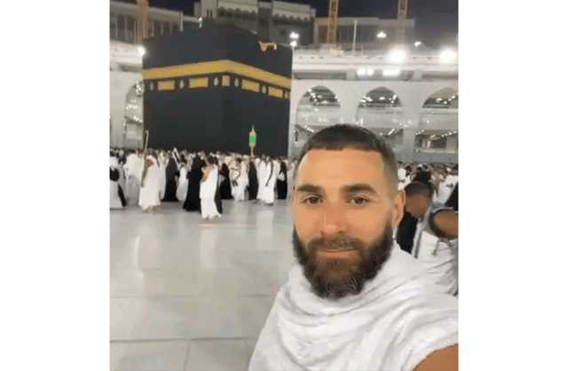 شاهد كريم بنزيمة يؤدي مناسك العمرة