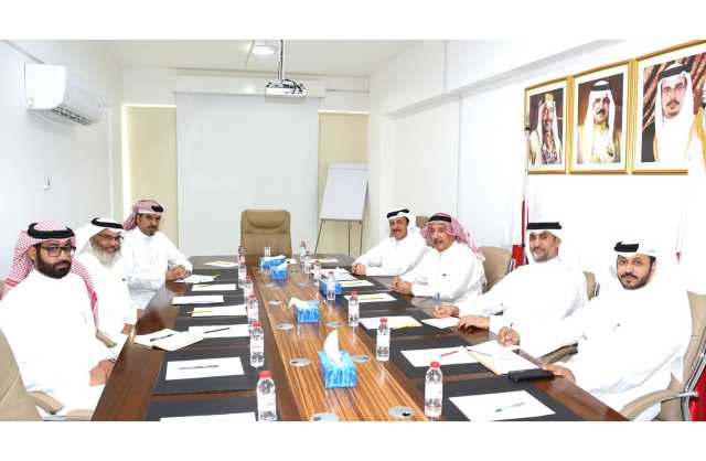 محافظ المحرق يطلع على عدد من المشاريع القائمة في المحافظة لدى لقائه رئيس مجلس المحرق البلدي