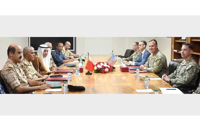 وزير شؤون الدفاع يستقبل قائد القيادة المركزية الأمريكية