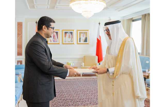 وزير الخارجية يتسلم نسخة من أوراق اعتماد سفير الهند المعين لدى البحرين