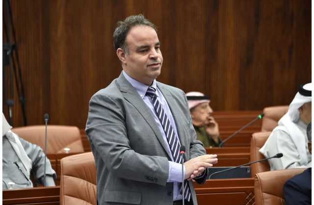 النائب العشيري يشيد بالجهود التي يقودها وزير التربية والتعليم في تطوير العملية التعليمية وتوزيع البعثات