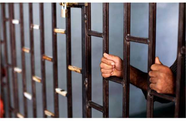 القبض على شخصين قاما بإتلاف وسرقة إحدى الجمعيات الخيرية