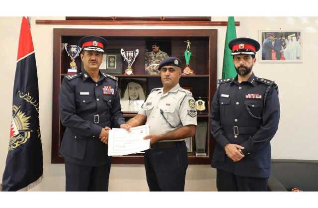 مدير عام الحراسات يكرم أحد منسوبي الإدارة نظير إخماده حريق بمركبة