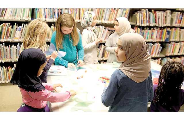 فرنسا تحظر ارتداء الطالبات المسلمات العباءة في المدارس