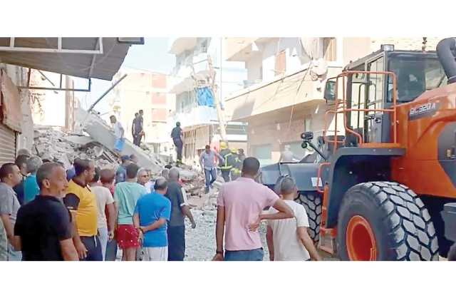 انهيار عقار في مصر يودي بحياة أشخاص ويصيب آخرين