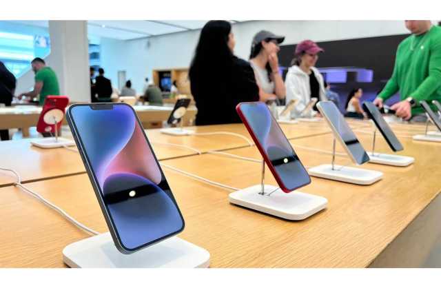 سنتان إلى عربي أدين بالاستيلاء على 16 هاتفًا بقيمة 10 آلاف دينار
