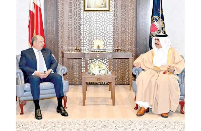 وزير الداخلية يبحث مع سفير الأردن تعزيز التعاون الأمني