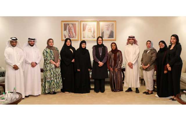 الأنصاري تكرّم أعضاء لجنة «شباب المجلس» وتبحث معهم سبل التطوير