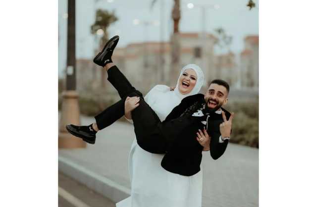 بفكرة خارج الصندوق.. عروس مصرية تحمل زوجها وتثير الجدل