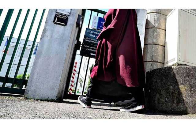 الرئيس الفرنسي يدعو إلى التعامل بحزم لضمان تطبيق قرار منع ارتداء العباءة والقميص الطويل في المدارس