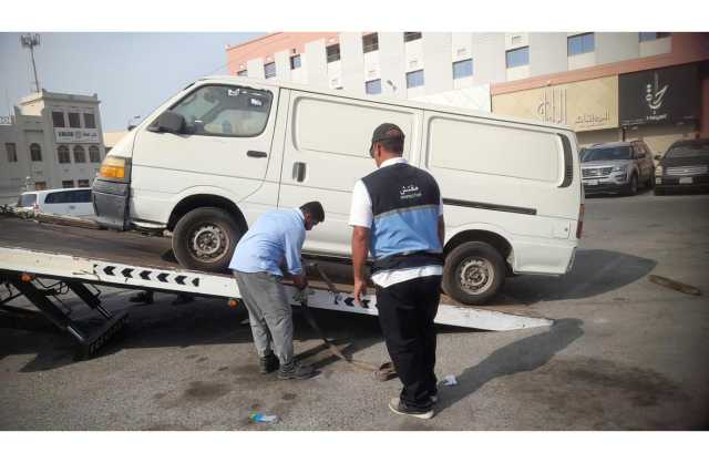 بلدية المحرق تكثف جهودها في إزالة وإخطار مركبات السكراب