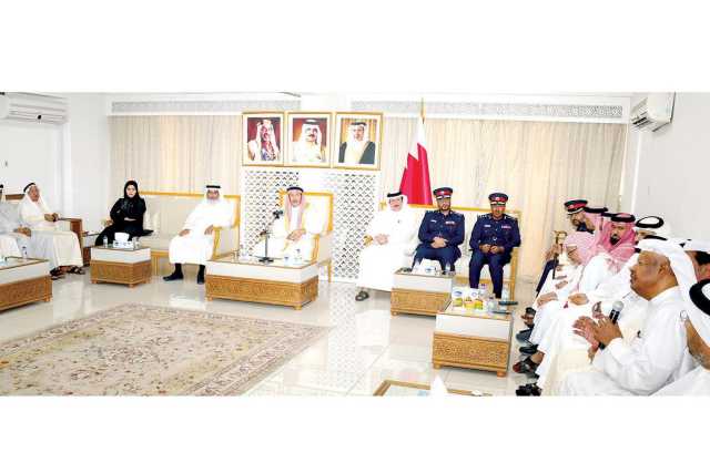 أهالي المحرق يحذرون من إطعام الطيور ذريعة لكبّ النفايات بالشوارع
