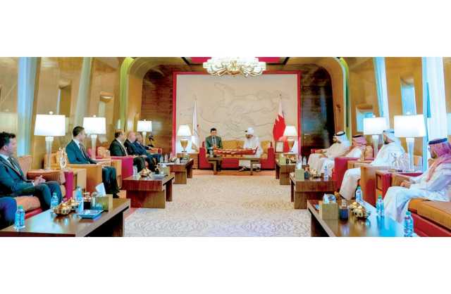 خالد بن حمد يستقبل وزير الشباب والرياضة المصري