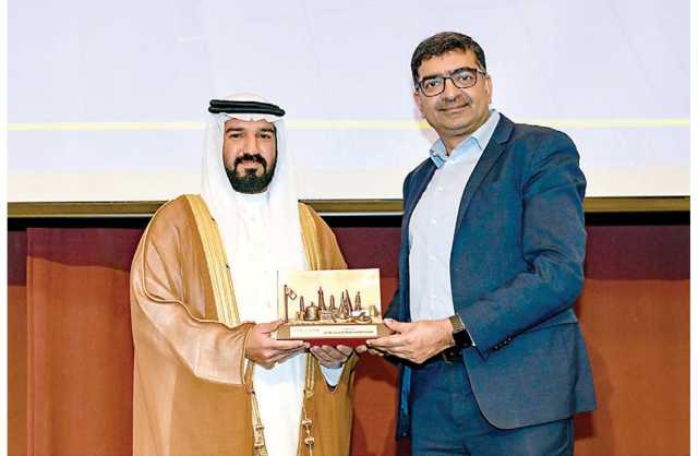 وكيل العمل يكرّم الموظفين المتميزين بمجموعة «أباريل البحرين»
