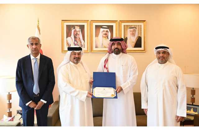 الشيخ أحمد بن محمد: تنمية قدرات الموظفين وإكسابهم المهارات اللازمة