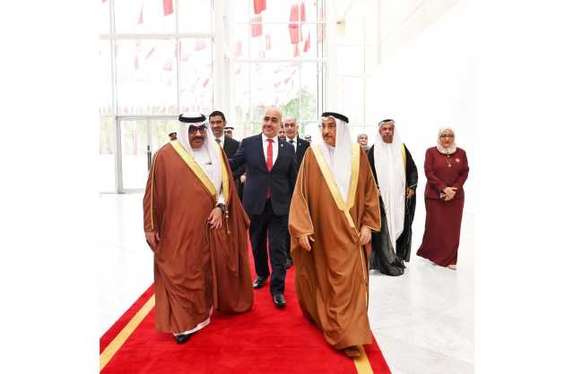 بالصور.. الشيخ خالد بن عبد الله يدشن التطبيق المطور لجامعة البحرين