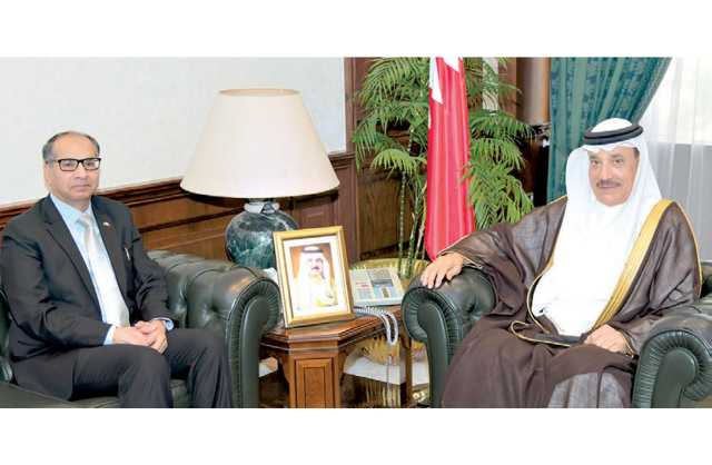 وزير العمل يلتقي السفير الباكستاني بمناسبة انتهاء فترة عمله