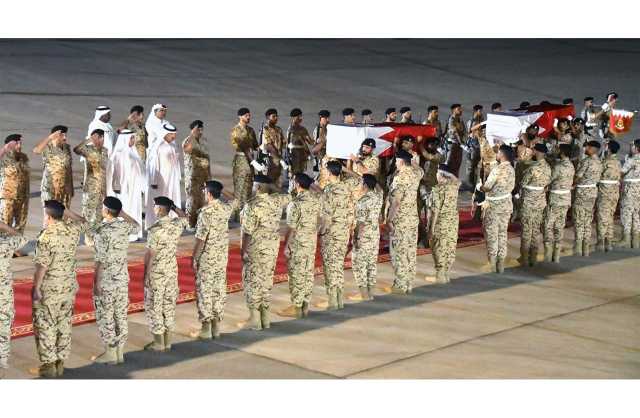 بالصور.. استقبال جثامين شهداء الواجب الوطني المقدّس بقاعدة عيسى الجوية
