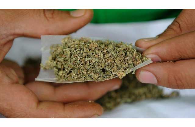 السجن 10 سنوات للاعب مشهور جلب مخدرات في طرد