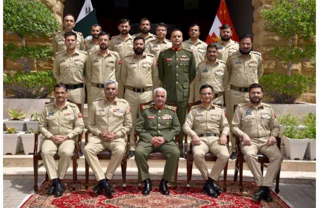 سمو رئيس الحرس الوطني يلتقي قائد الفيلق الخامس بالجيش الباكستاني بمدينة كراتشي