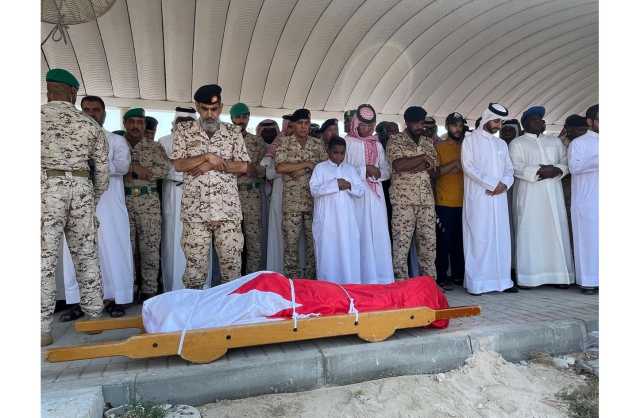 ناصر بن حمد في مقدمة مشيعي شهيد الواجب المقدس الوكيل أول آدم نصيب