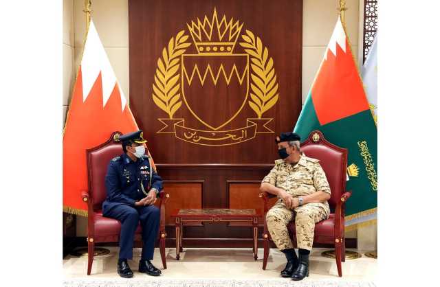القائد العام لقوة دفاع البحرين يستقبل الملحق العسكري لباكستان المقيم بالرياض والمعتمد لدى المملكة