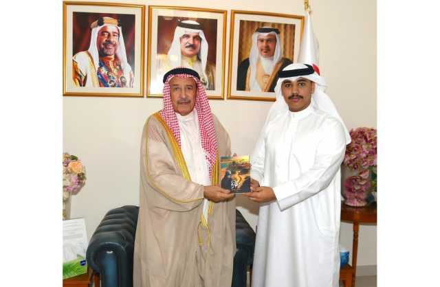 محافظ المحرق يتسلم نسخة من رواية «مفازة» للكاتب محمد وجدي الدوسري