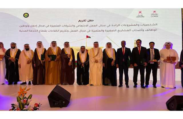 «التربية» تهنئ مدير المنطقة التعليمية الثانية لمنحه وسام مجلس التعاون للخدمة المدنية