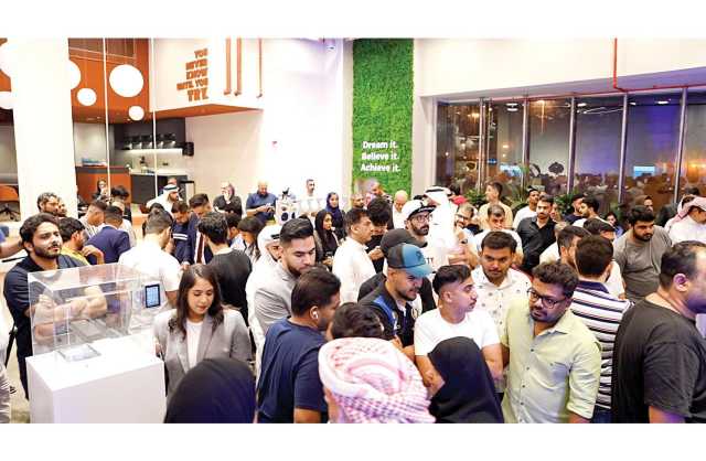 طوابير طويلة بشركات الاتصالات على «آيفون 15»