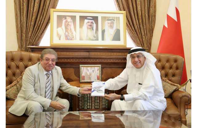 مستشار جلالة الملك لشؤون الإعلام يتسلم نسخة من كتاب «الإسكندرية في عيون بحرينية»