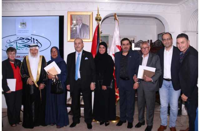 السفارة الفلسطينية في المنامة تكرم عدد من المعلمين الفلسطينيين والبحرينيين الأوائل