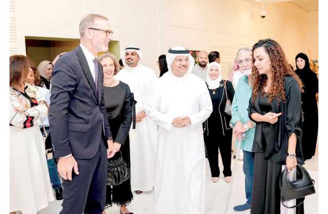 معرض استعادي يجمع إرث السني من البواكير الأولى وحتى الأعمال الأخيرة
