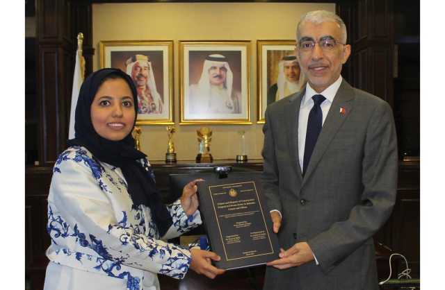 وزير الأشغال يستقبل المهندسة «الخاجة» بمناسبة حصولها على درجة الماجستير
