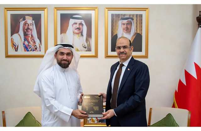 وزير الشؤون القانونية يستقبل الدكتور محمد عبدالكريم الفردان ويتسلّم نسخة من أطروحة الدكتوراه