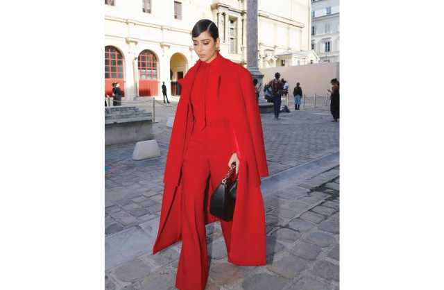النجمة بلقيس فتحي تحضر عرض دار Valentino بفعاليات أسبوع باريس للموضة