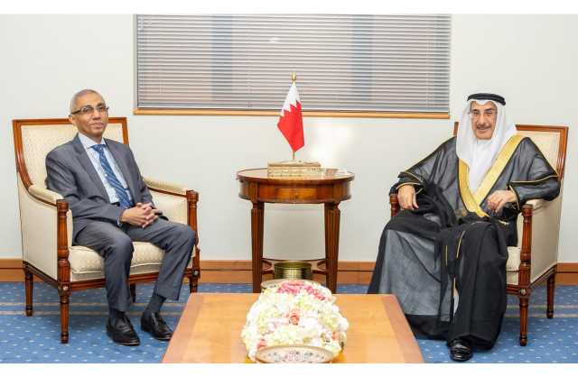 الشيخ خالد بن عبدالله يودِّع السفير المصري.. ويؤكد: علاقات راسخة تجمع البحرين ومصر تستند لروابط أخوية متينة