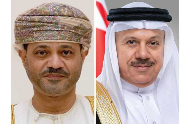 وزير الخارجية يبحث مع نظيره العماني وقف التصعيد وحماية المدنيين وفتح ممرات آمنة في غزة